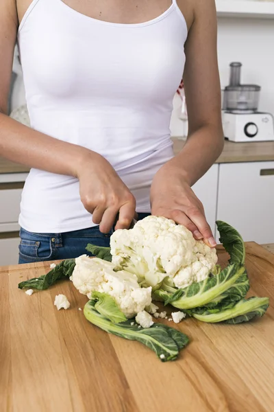 Primer plano de la mujer que corta la coliflor — Foto de Stock