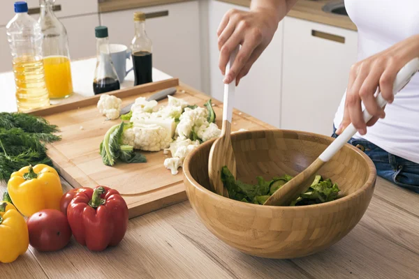 Mujer preparando ensalada saludable en la cocina —  Fotos de Stock