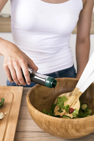 Nahaufnahme einer Frau, die Salat kocht — Stockfoto