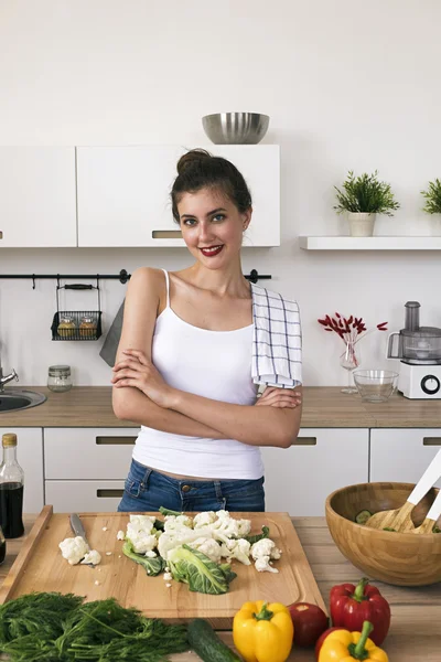 Portret van mooie vrouw koken salade — Stockfoto