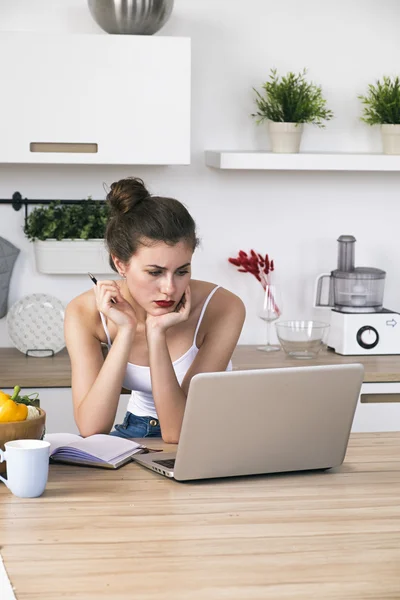Ev hanımı ile laptop mutfak masasında portresi