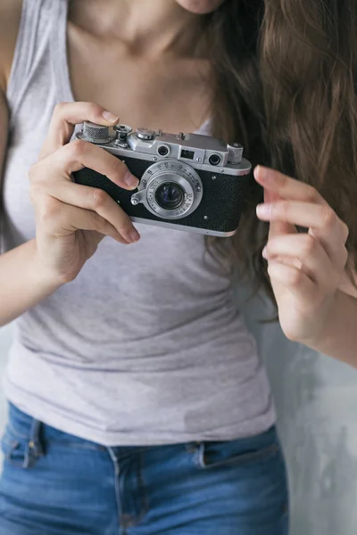 Close-up van onherkenbaar meisje met vintage filmcamera Rechtenvrije Stockfoto's