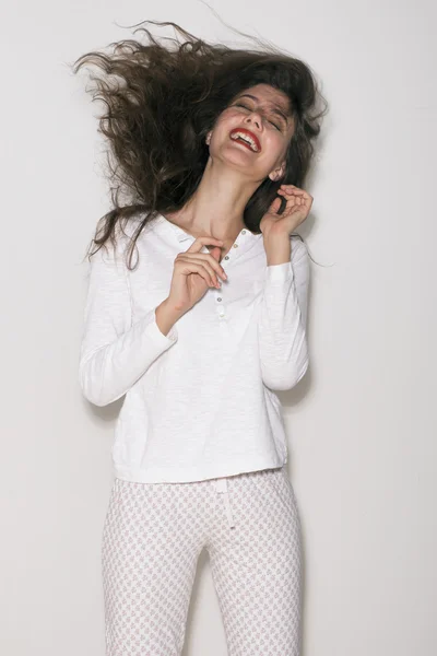 Портрет брюнетки, развлекающейся в пижаме Лицензионные Стоковые Фото