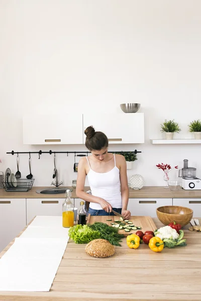 Brunette salade in keuken koken Stockfoto