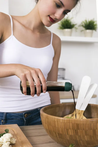 Ensalada de aderezo de mujer joven con salsa de soja Imágenes de stock libres de derechos