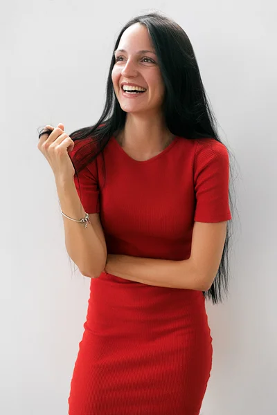 Szczery, śmiejąca się kobieta w czerwonej sukience — Zdjęcie stockowe