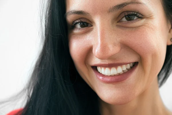 Primo piano di dentata donna adulta sorridente — Foto Stock