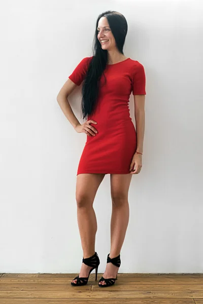 Elegante mujer sonriente en vestido rojo —  Fotos de Stock