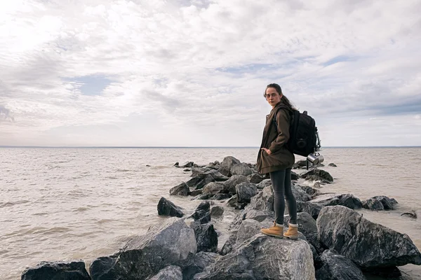 Рюкзак стоїть на скелях на березі — стокове фото