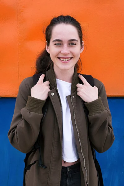 Viajante feminino com mochila sorrindo para a câmera — Fotografia de Stock