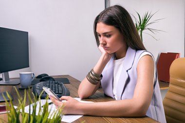 İşyerinde hücre kullanarak ciddi esmer işkadını