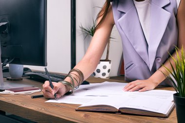 Tanınmayan kadın Ofis Masası, not yazma