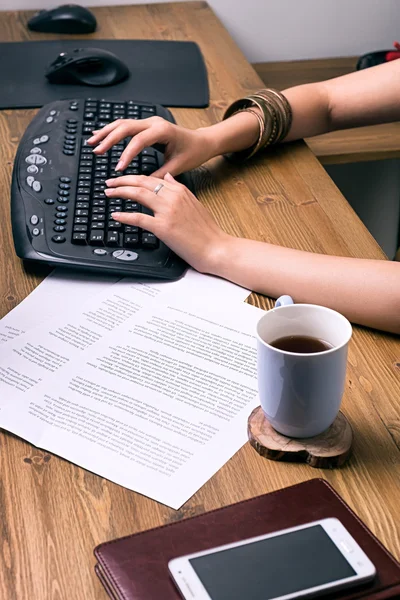 Nahaufnahme einer Geschäftsfrau, die auf der Tastatur tippt — Stockfoto