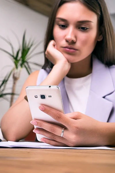 Primer plano de morena usando el teléfono celular — Foto de Stock