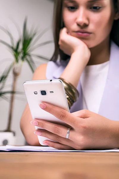 Primer plano de la mujer de negocios utilizando el teléfono inteligente —  Fotos de Stock