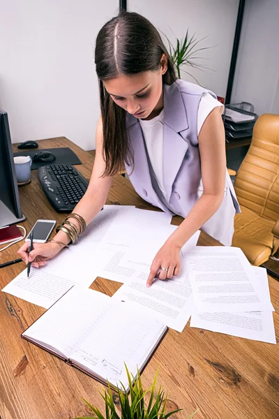 Occupato elegante donna d'affari scrivere note in ufficio — Foto Stock