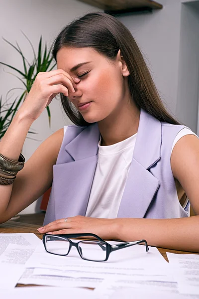 Primer plano de la mujer de negocios morena con dolor de cabeza —  Fotos de Stock