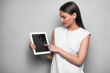 Esmer beyaz tablet dokunmatik ekran işaret içinde