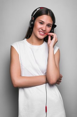 Çağrı Merkezi operatörü telefon kulaklığı ile gülümseyen