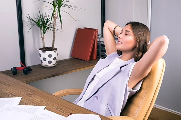 Работник офиса расслабляется на стуле с закрытыми глазами — стоковое фото
