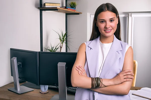 Retrato de mujer de negocios con estilo en la oficina —  Fotos de Stock