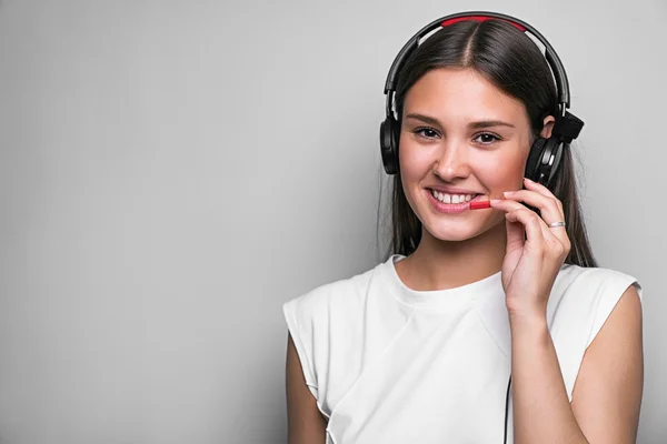 Operador de call center alegre em fone de ouvido Fotografia De Stock