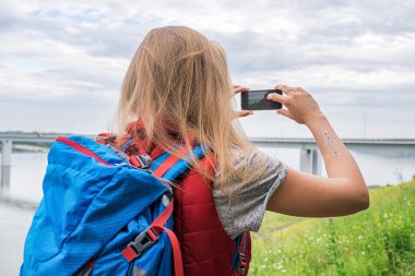 Tanınmayan kız manzara fotoğrafı çekmek için Smartphone kullanılması