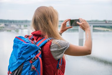 Tanınmayan fotoğraf yolu ile telefon Nehri'nin yapım sırt çantası kızla