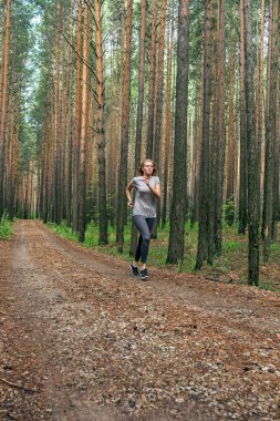 Sarışın sporcumuz orman yolu çalışan