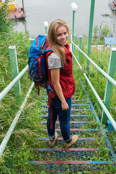 Portrait de fille souriante avec sac à dos sur les marches — Photo