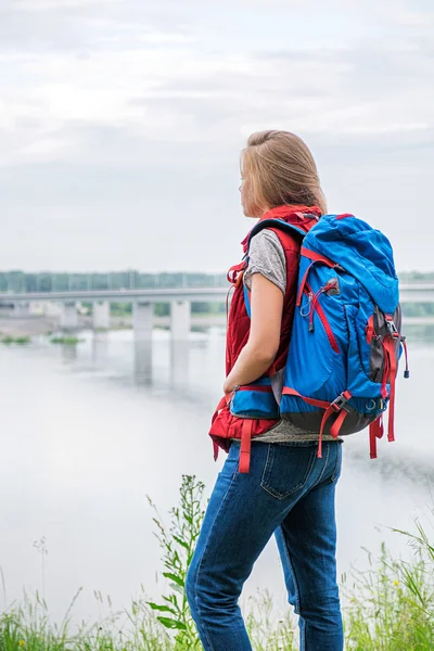 Νεαρή γυναικεία backpacker βλέποντας ποταμού — Φωτογραφία Αρχείου