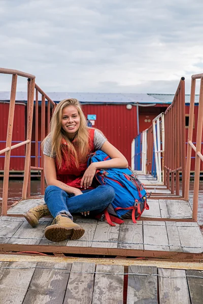 Smiling and beautiful backpacker on bridge — Stock Photo, Image