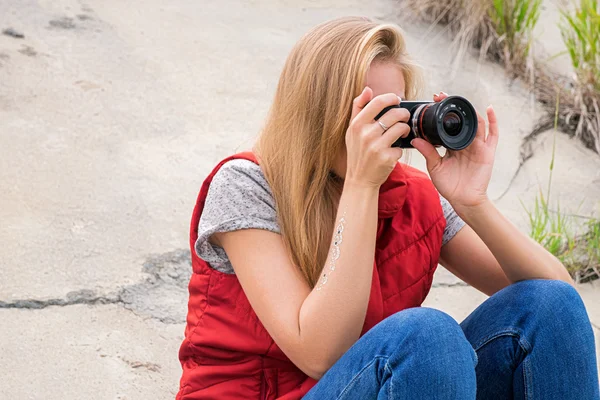 Primer plano de chica rubia tomando fotos a través de la cámara — Foto de Stock