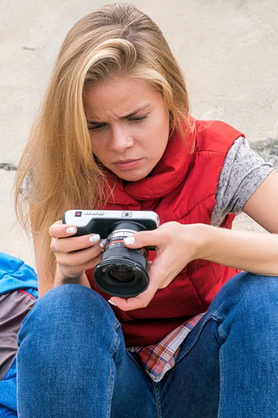 Menina preocupada usando câmera digital — Fotografia de Stock
