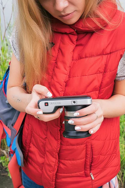 Close-up van jong blond meisje houdt van digitale camera — Stockfoto