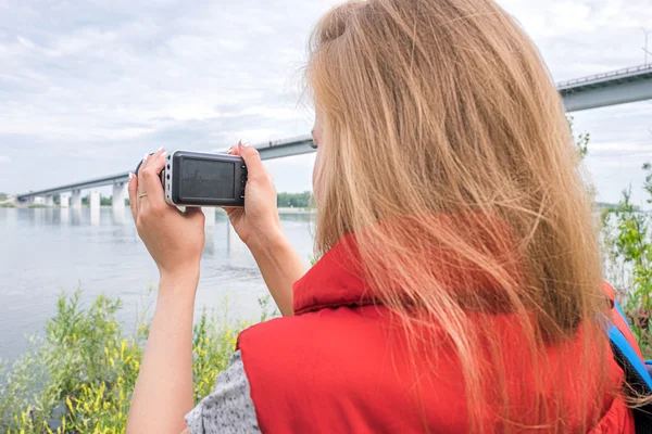 Rubia viajero tomando foto de río — Foto de Stock