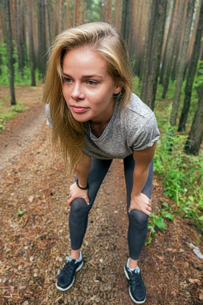 Porträt eines jungen blonden Mädchens, das sich nach dem Laufen ausruht — Stockfoto