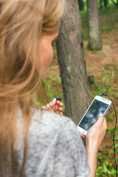 Chica rubia haciendo tiro de la naturaleza — Foto de Stock