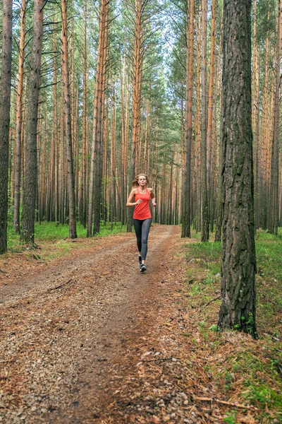 Blond kobieta biegacza jogging w lesie — Zdjęcie stockowe