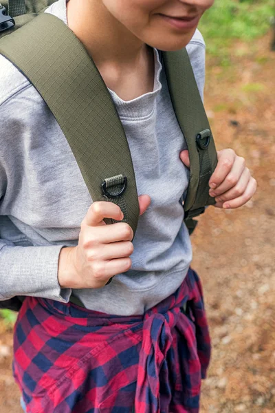 Primer plano del viajero femenino con mochila en el bosque — Foto de Stock