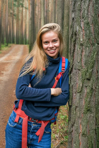 Braços cruzados menina com mochila na floresta — Fotografia de Stock