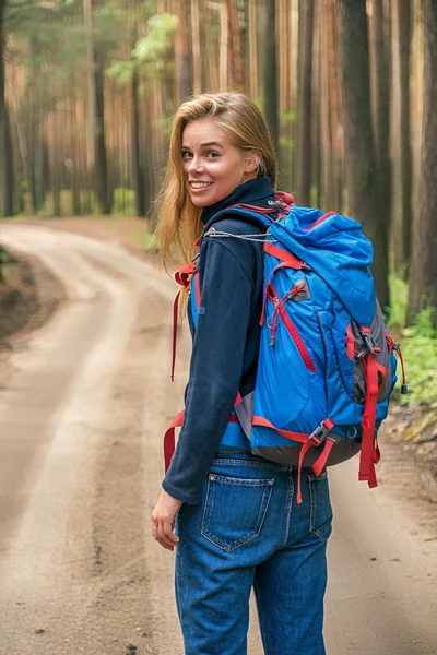 カメラ目線のバックパックで美しい少女 ロイヤリティフリーのストック写真