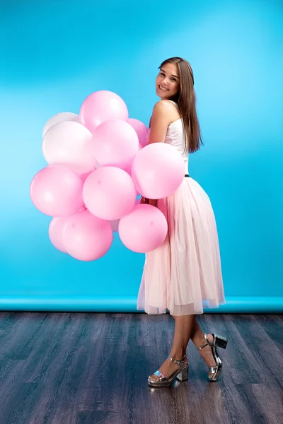 Vista Lateral Menina Atraente Roupas Elegantes Posando Com Balões Rosa — Fotografia de Stock