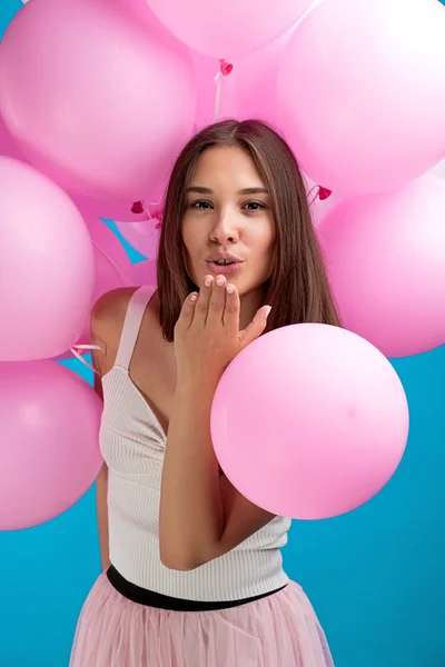 Primer Plano Hermosa Joven Con Globos Aire Rosa Soplando Beso — Foto de Stock