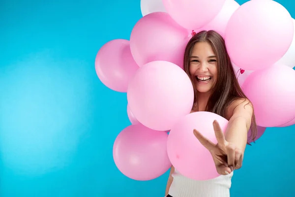 Retrato Menina Cândida Rindo Com Balões Rosa Com Sinal Paz — Fotografia de Stock