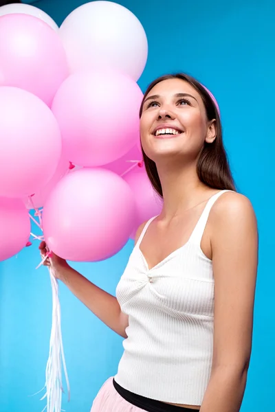 Porträtt Glad Brunett Tjej Med Rosa Ballonger Blå Bakgrund Tittar — Stockfoto