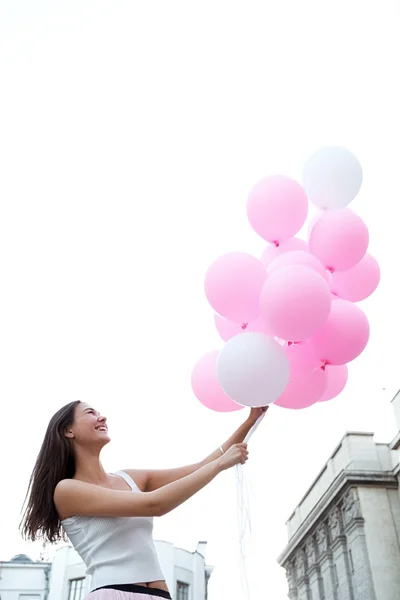 Retrato Bela Morena Com Balões Rosa Contra Céu — Fotografia de Stock
