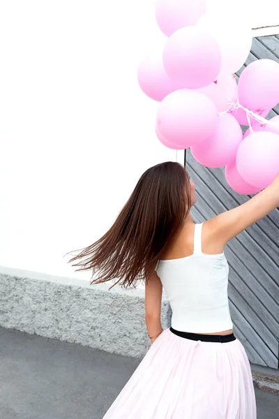 Rückseite Der Brünette Mit Fliegendem Haar Die Mit Rosa Luftballons — Stockfoto