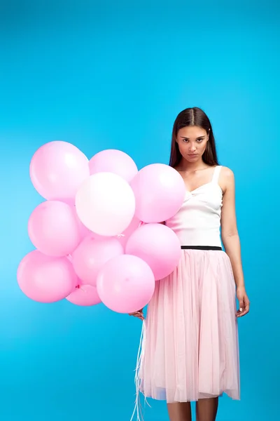 Portrét Bruneta Klidnou Tváří Při Pohledu Fotoaparát Růžové Bubliny Modrém — Stock fotografie