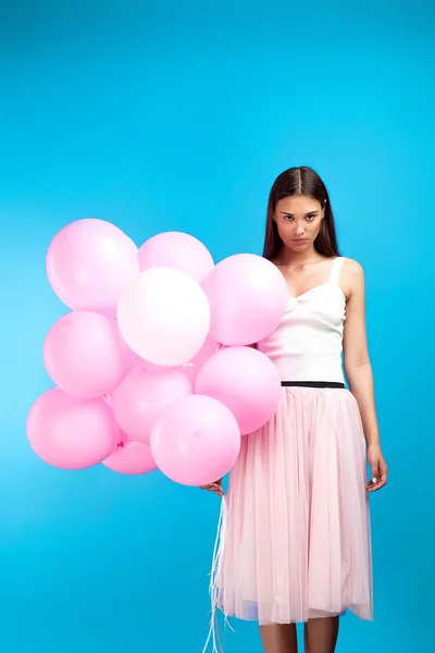 Retrato Bonita Morena Con Cara Tranquila Mirando Cámara Con Globos — Foto de Stock